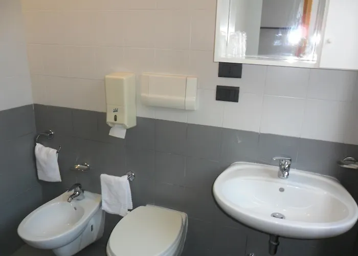 Ospitalita San Tommaso D'aquino Otel Bolonya